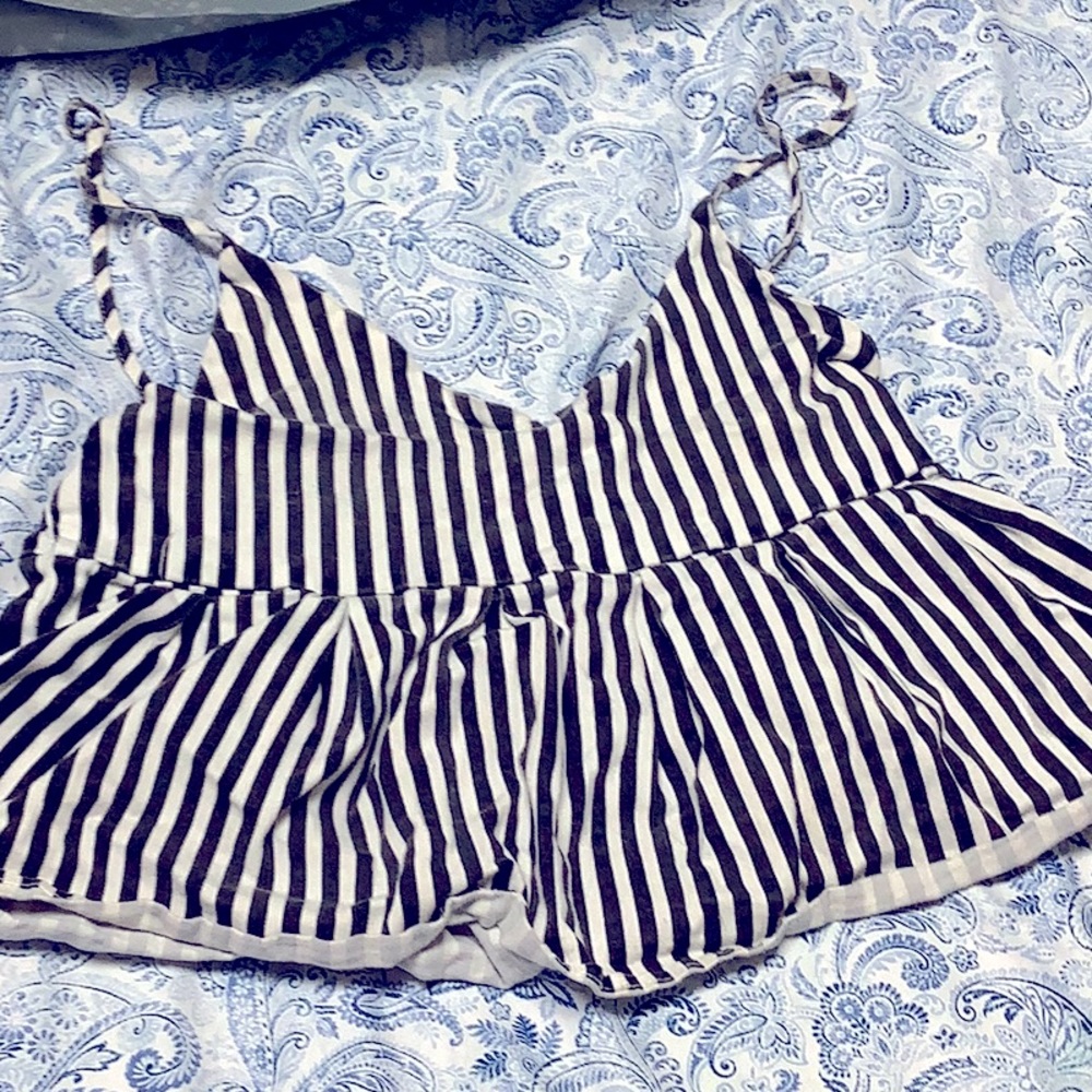 A woman crop top size 6